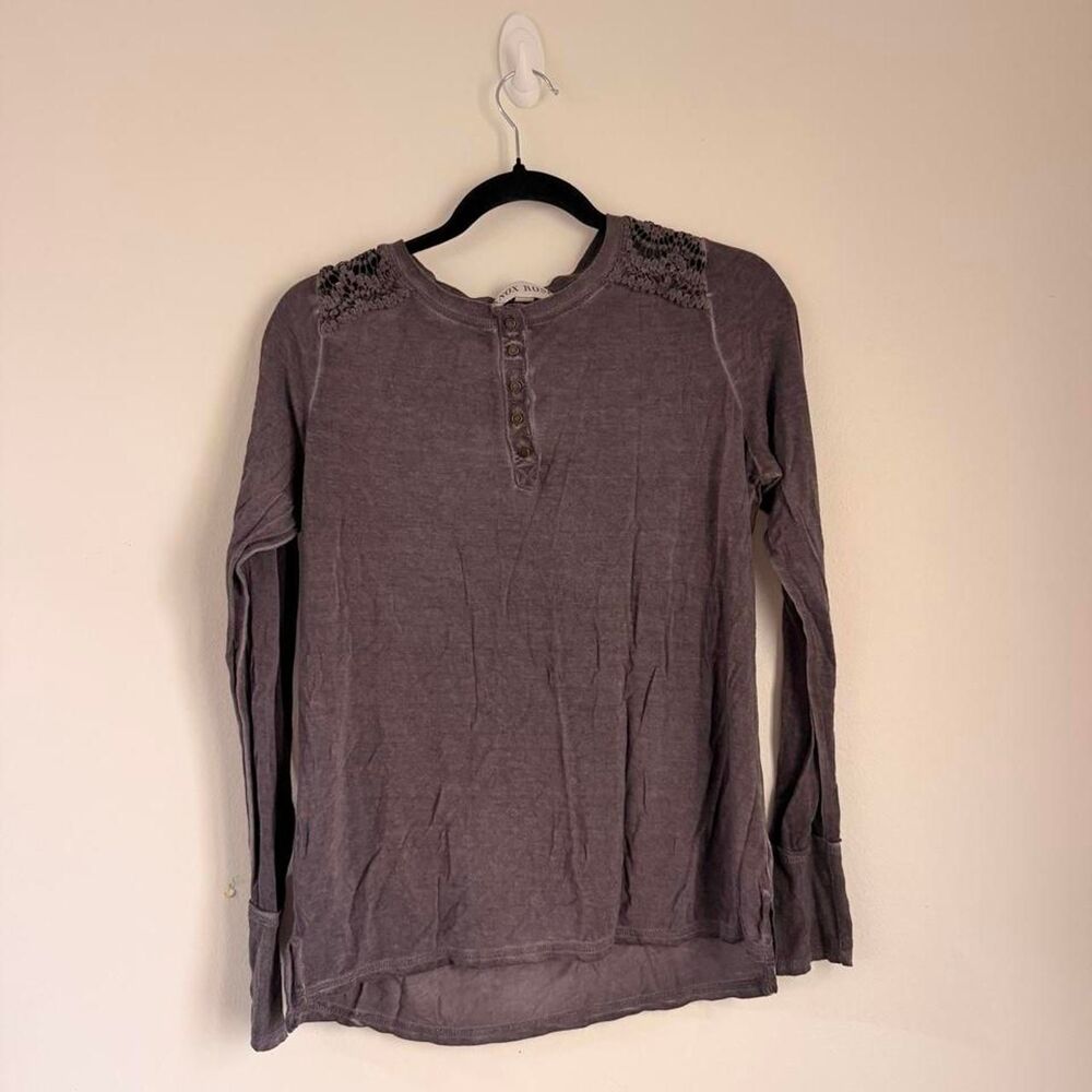 BOHO Knox Rose grey acid wash crochet shoulder henley top, S 🌿🖤
